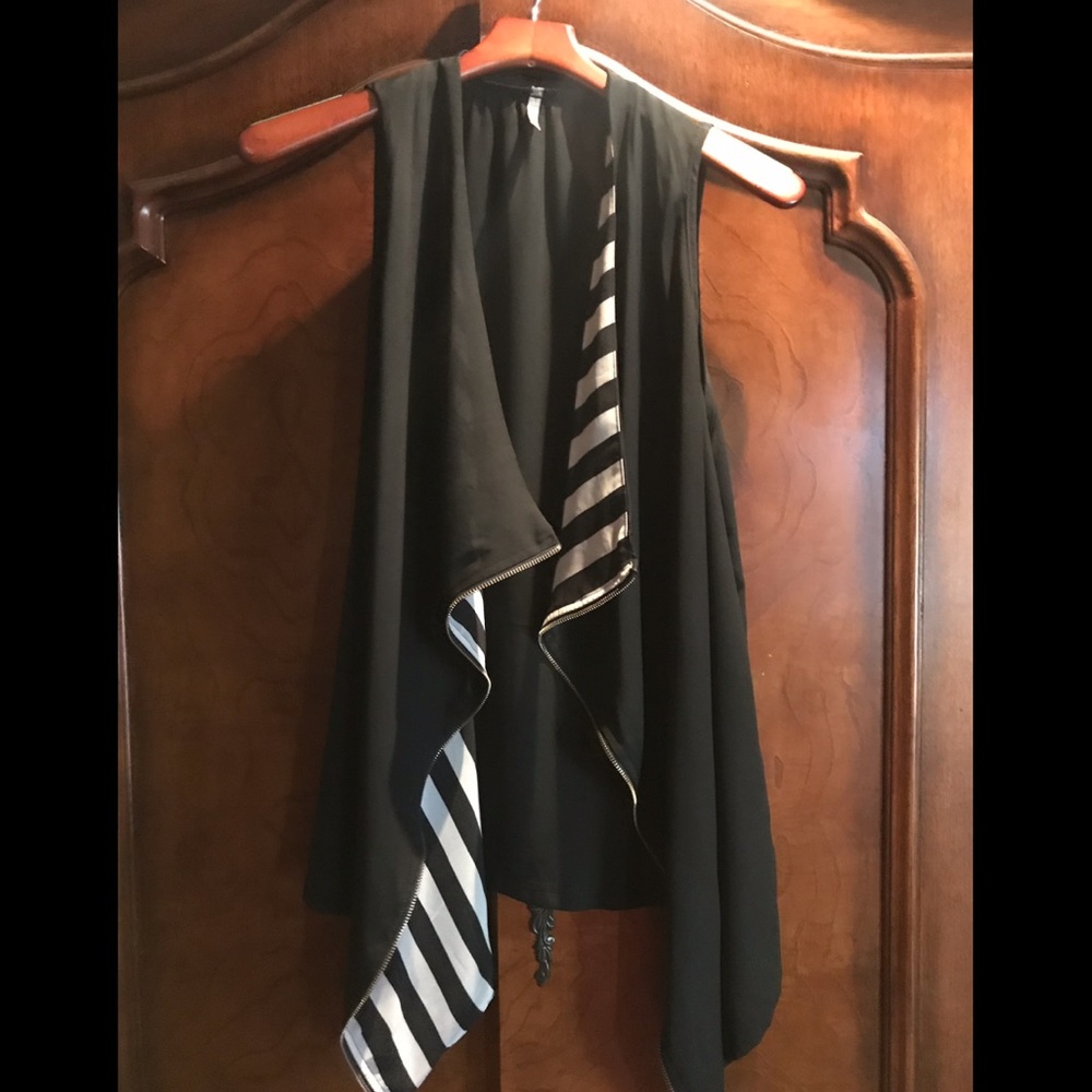 Long black and white vest. Size M